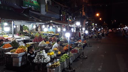 Tour gastronomico a piedi al mercato di notte nella città di Ho Chi Minh
